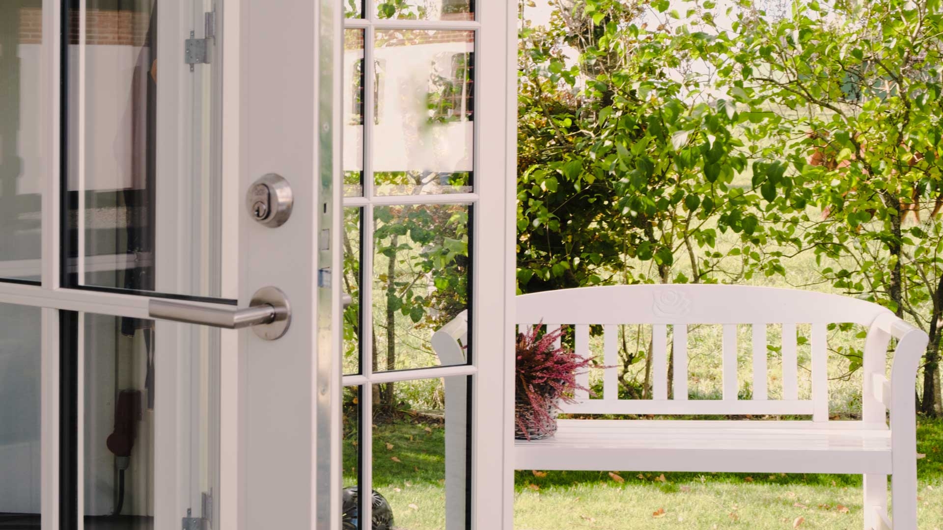 Eine doppelte Terrassentür mit schönen Ausblick in den Garten