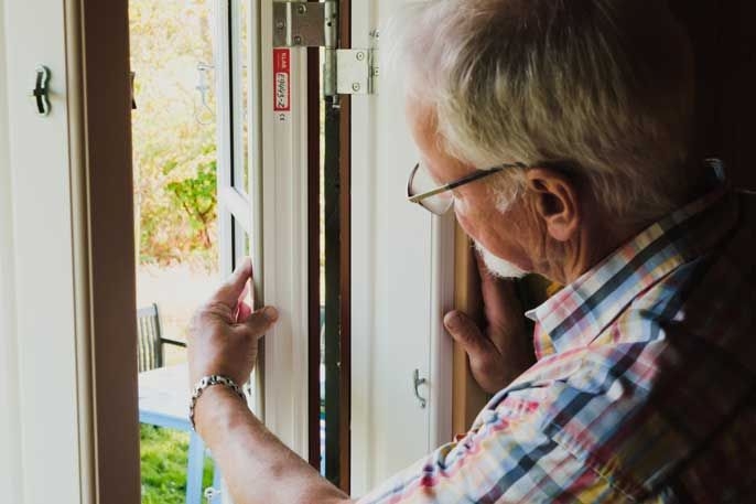 Mogens mit einem Sprossenfenster