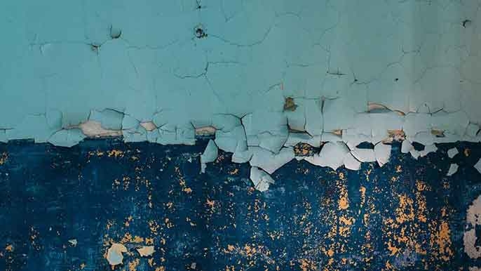 Foto eines alten Fensters mit abgeblätterter Farbe