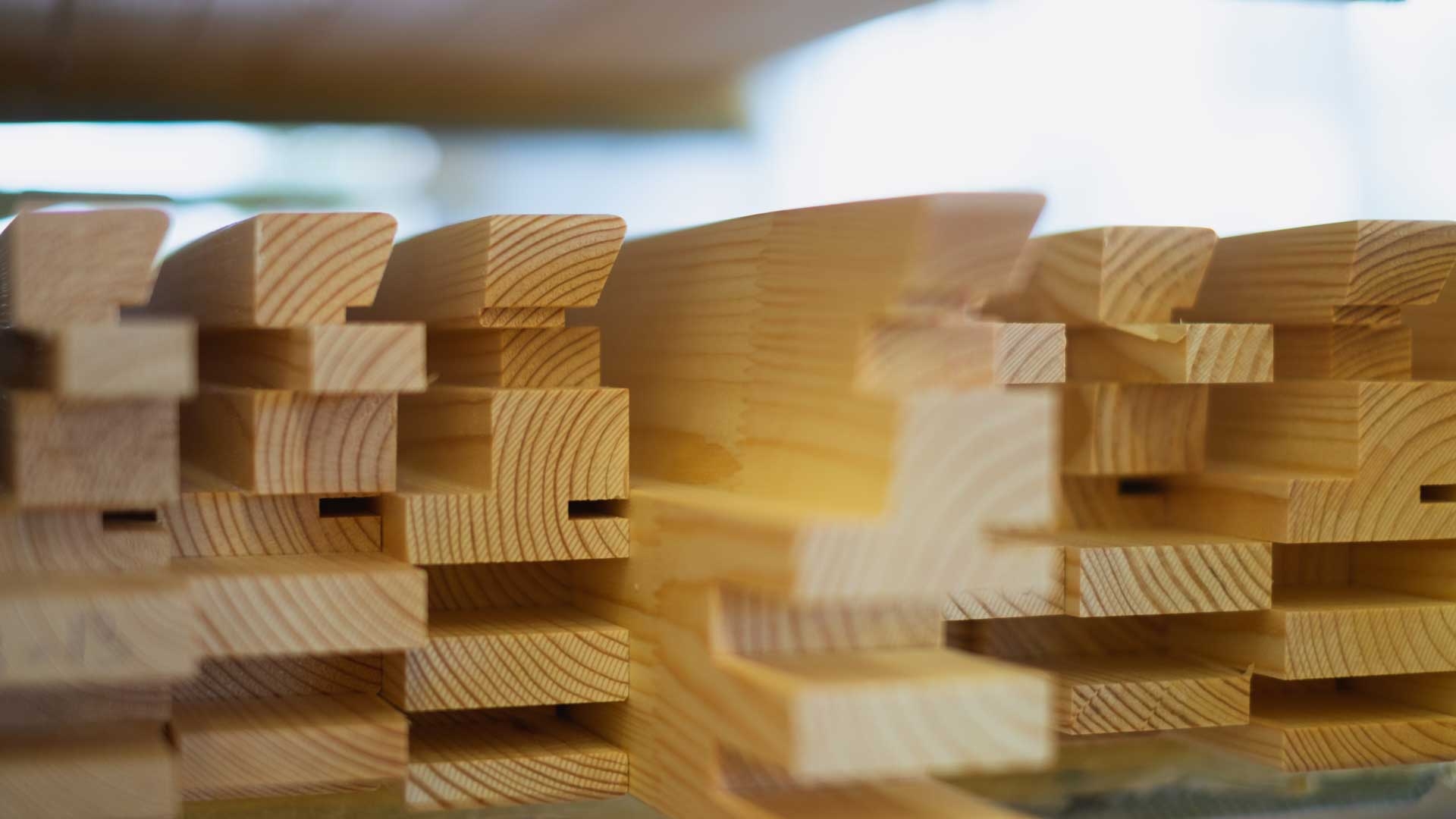 Nahaufnahme von Rahmenstücken aus Kernkiefernholz