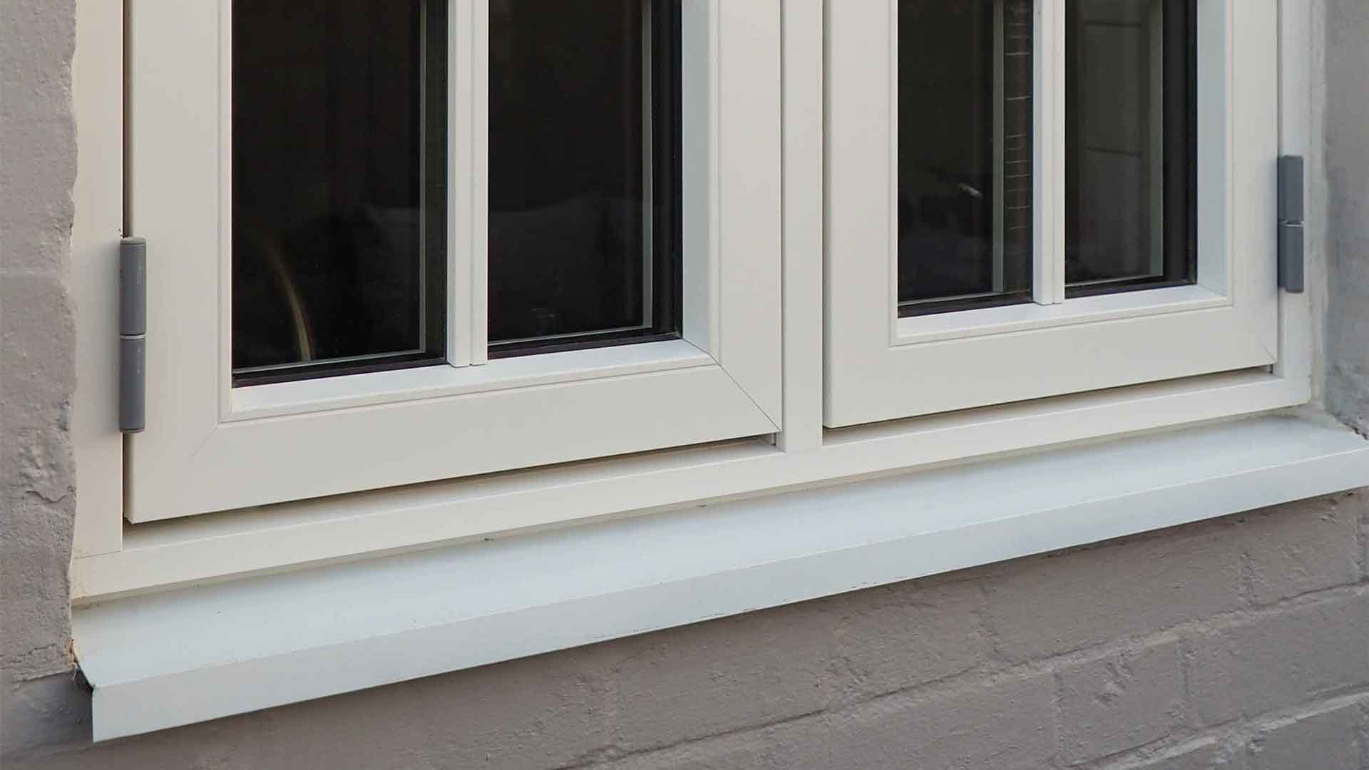 Ein Fenster mit einer Aluminiumschwelle