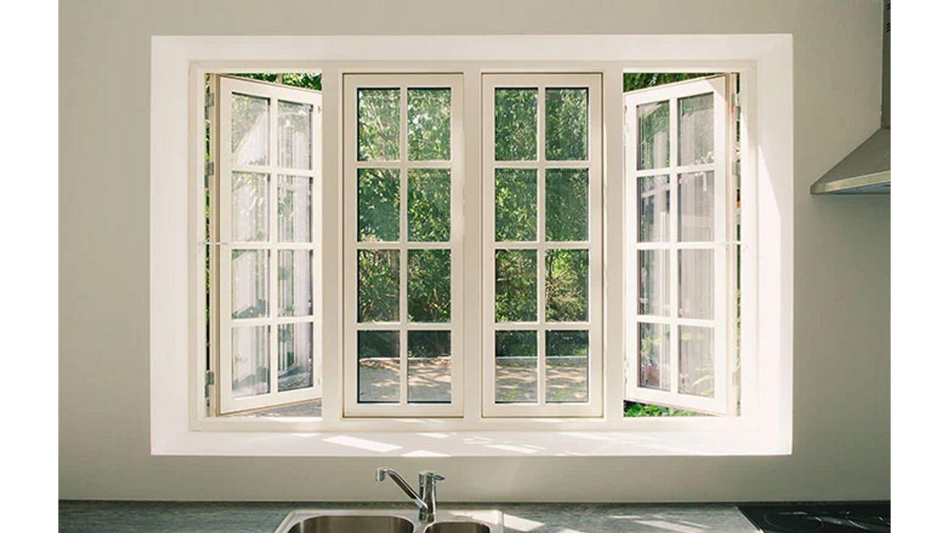halboffene Sprossenfenster in der Küche mit Blick in den Garten